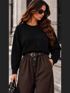 Stylowy sweter w odcieniach czerni z ozdobną kieszenią